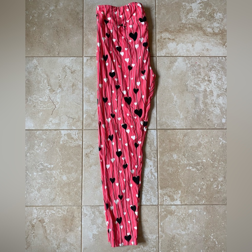 🌹 Lularoe Valentines collection leggings. Size TC. Pink with blk & white hearts
